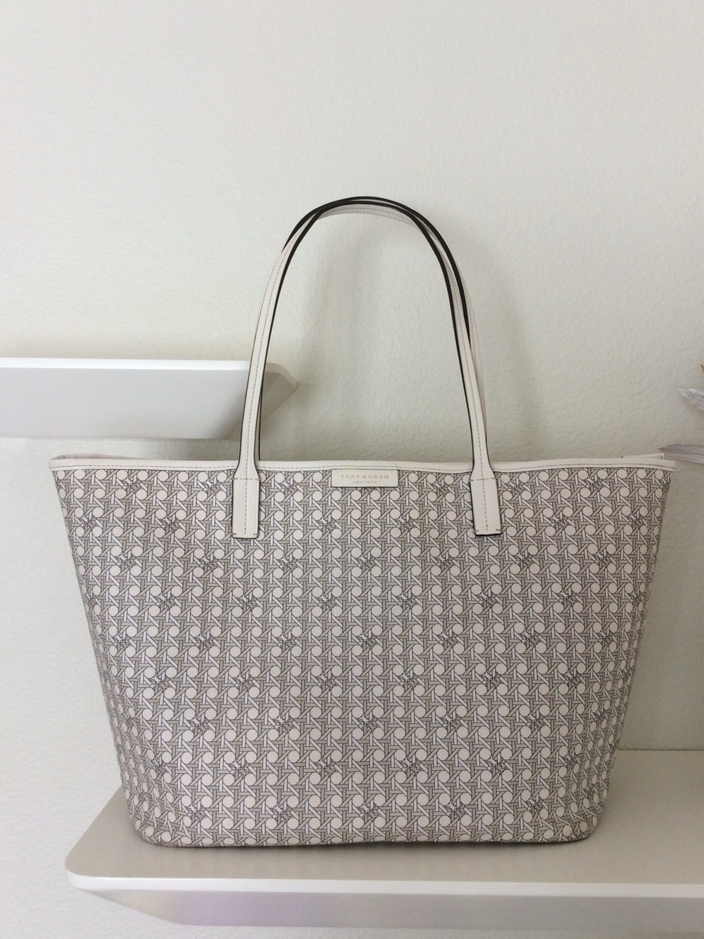 Tory Burch Ever Ready Cream and Black Tote with Matching Wristlet - Picture 3 of 17